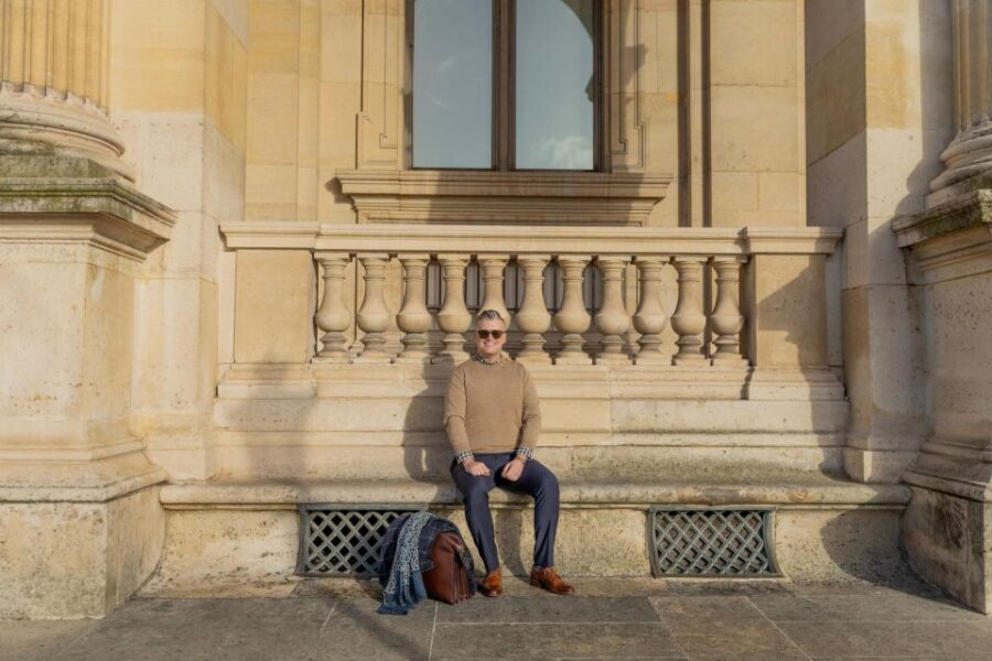 Louvre area photo shoot by Paris photographer - Exploring the Louvre Pyramid and Its Surroundings