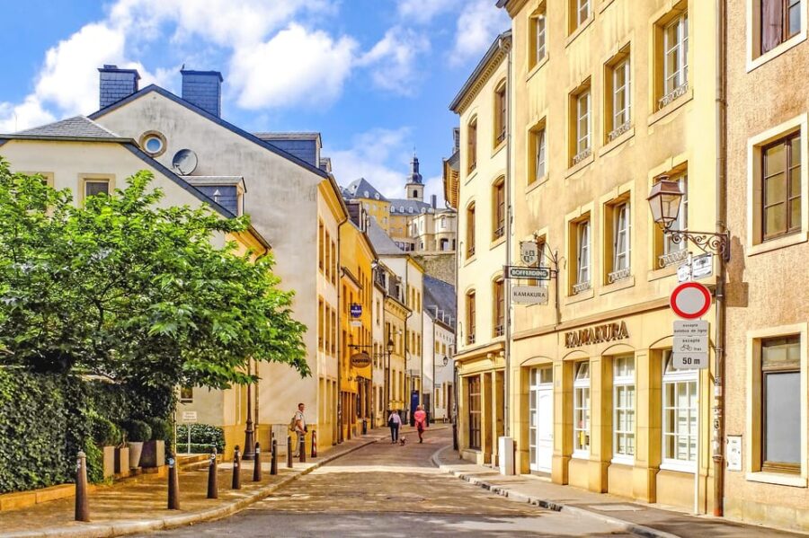 Luxembourg: Express Walk with a Local in 60 minutes - Exploring Luxembourg’s Fortified Old Town