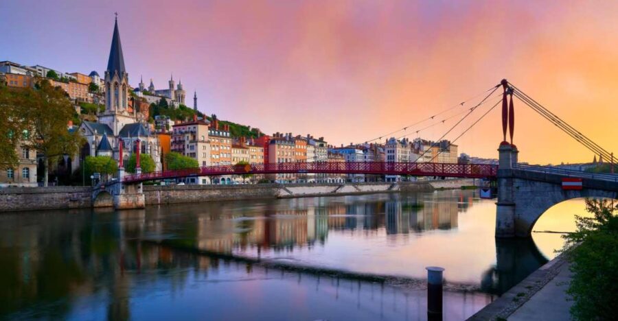 Lyon: Express Walk with a Local in 60 minutes - From Vieux Lyon to Cathédrale Saint-Jean-Baptiste