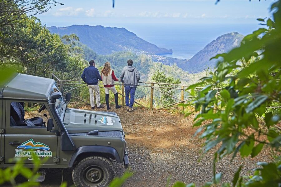Madeira: Pico Arieiro Sunrise Private Jeep Tour - Watching the Sunrise at Pico Arieiro