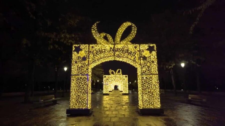 Madrid: Christmas Lights Private Tuk-Tuk Tour - Highlights of the Palacio Madrid Stop