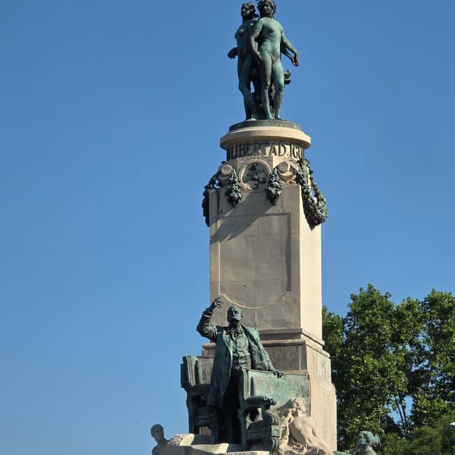 Madrid Contrasts Tour: Guided Bus and Walking Tour - Iconic Landmarks: Santiago Bernabéu Stadium and Las Ventas Bullring