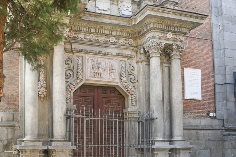 Madrid: Hidden Gems and Secrets Small Group Walking Tour - Exploring the Old Middle Age Madrid: Plaza de la Villa and Surroundings