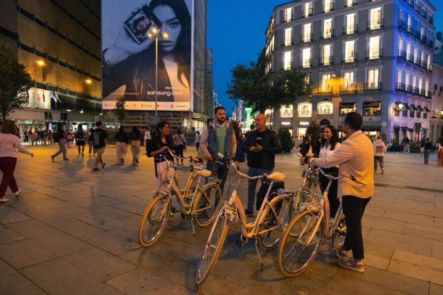 Madrid Night : Vintage Bike Ride Under the Christmas Lights - Exploring Madrid’s Most Famous Landmarks by Night