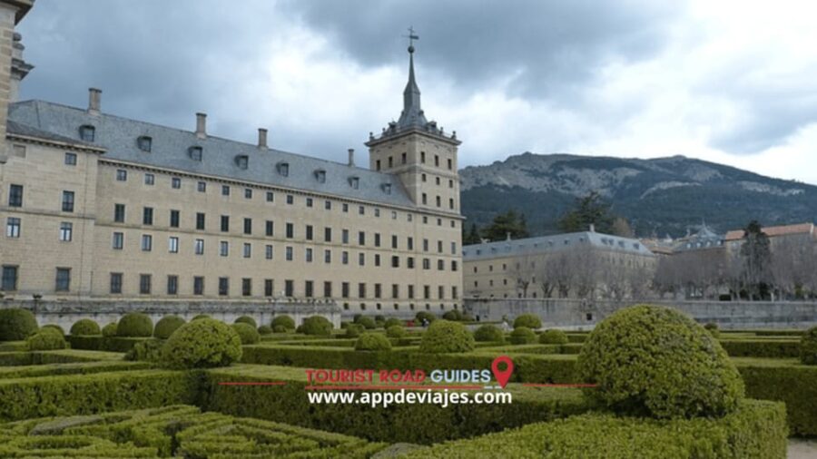 Madrid: Private Walking Tour 4 hours with Royal Palace - The Regal Atmosphere of Plaza de Oriente