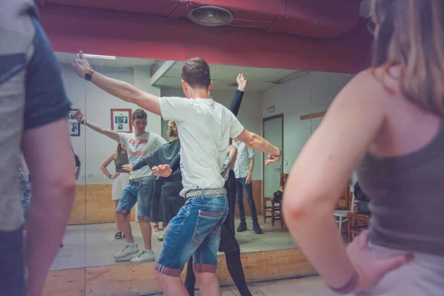 Madrid: Sevillanas with Castanets Class Experience - The Vibrant Setting at Calle de Santa Isabel