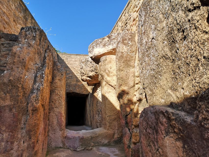 Málaga: Dolmens and El Torcal de Antequera Guided Day Trip - Exploring the Neolithic Dolmens of Antequera