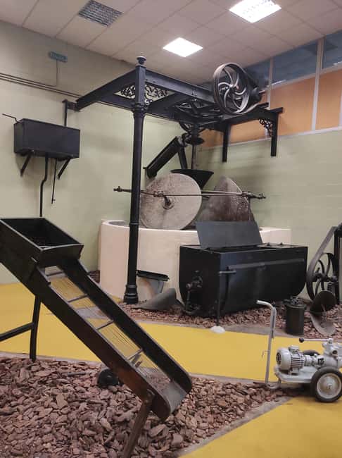 Málaga/Granada: Olive Oil & Rum Distillery Tour with Tasting - The Tour Begins with a Convenient Pickup in Málaga or Granada