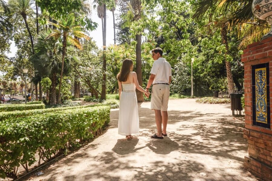 Málaga: Professional Photoshoot and City Tour - Professional Photographer: Alicia and Marta