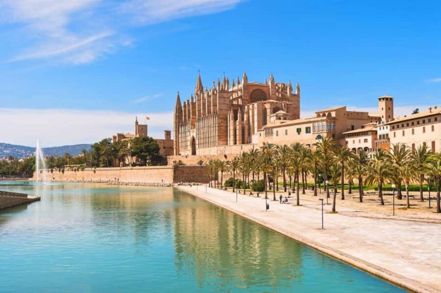Mallorca: Cathedral tour, views of Bellver Castle, and ensaïmada - Inside La Seu: Palma’s Iconic Gothic Cathedral