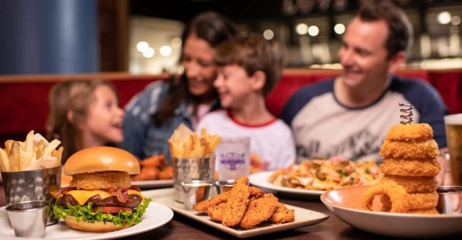 Mallorca: Hard Rock Cafe Entrance with Lunch or Dinner - Location and Setting: Palma’s Paseo Maritimo and Marina