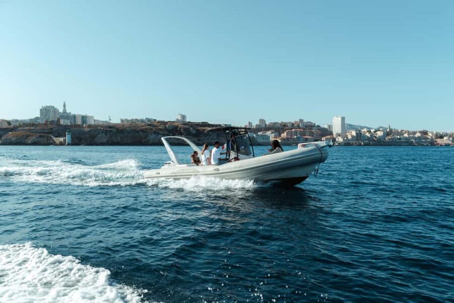 Marseille: Special Christmas Boat Ride in the Old Port - The Festive Atmosphere Aboard