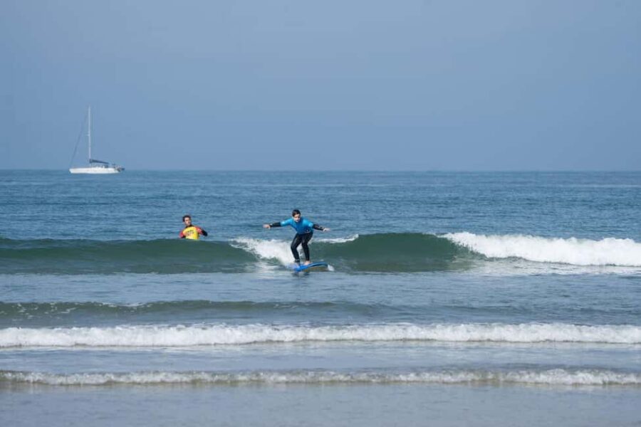 Matosinhos: Surf lesson with instructor. Option for surf lesson and healthy meal - Starting Point: Matosinhos Beach in Portugal’s Norte Region