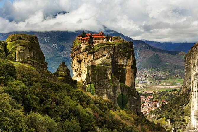 Meteora and Thermopylae Private Tour from Athens - Visiting the Leonidas Monument at Thermopylae