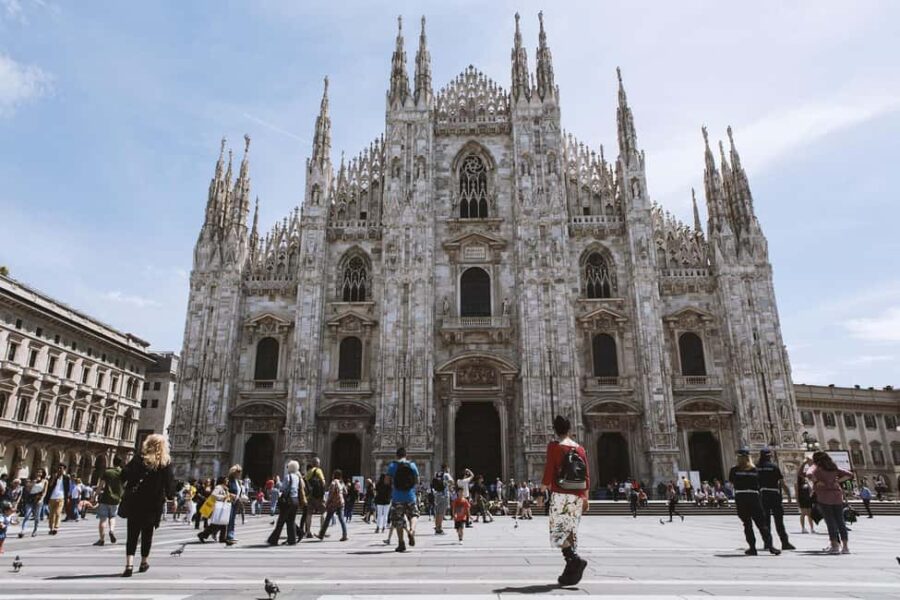 Milan city tour in Portuguese - Starting at Piazza Castello and the Sforza Castle