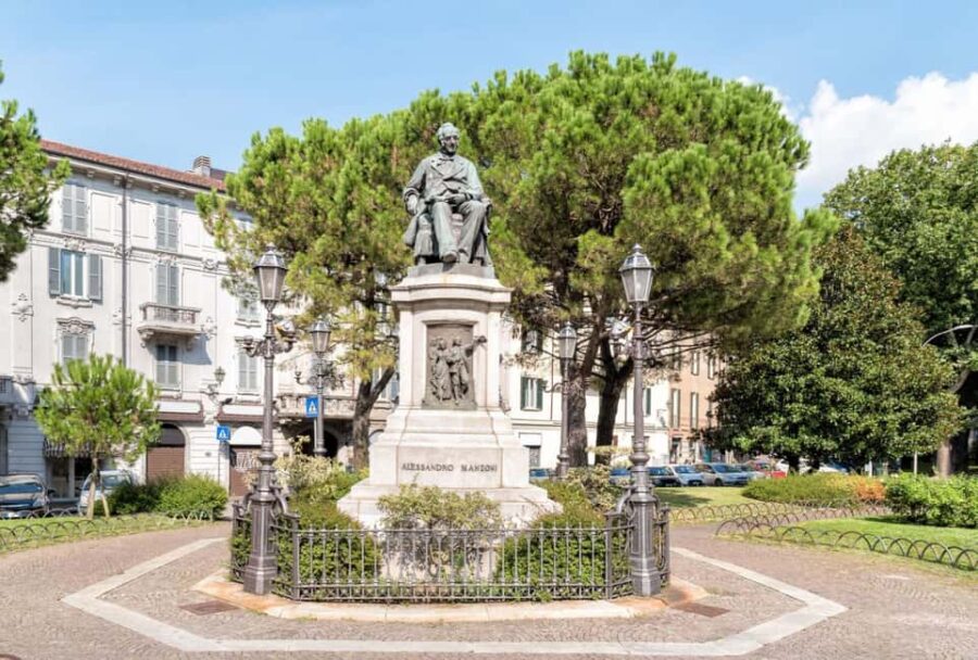 Milan Family Discovery Private Walk: Piazzas and Castles - Starting Point at Piazza del Duomo and Statua di Vittorio Emanuele II