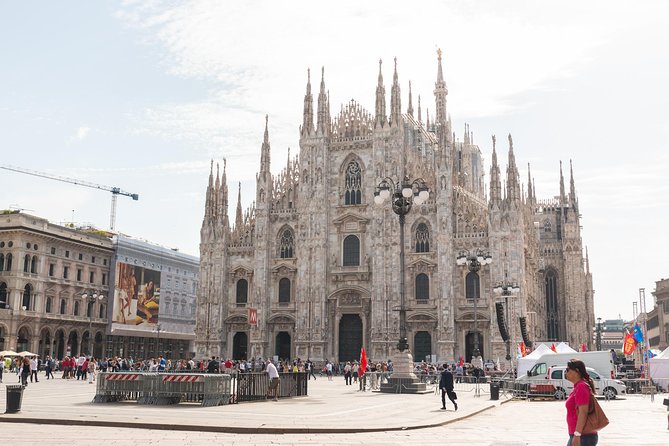 Milan Super Saver: Skip-the-Line Duomo and Rooftop Guided Tour - Ascending to the Rooftop: Lift and Stairs Experience