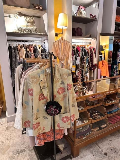 Milan: The Ultimate Vintage Shopping Guidebook - An Easy-to-Use Guide to Milan’s Vintage Stores