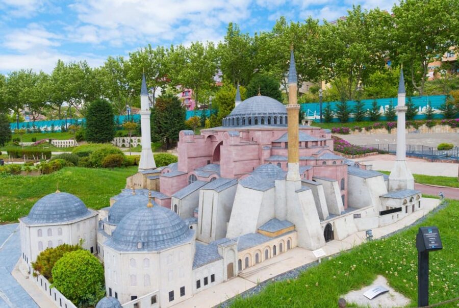 Miniatürk Istanbul Private Guided Tour & Optional Transfers - The Experience of Visiting Miniatürk Outdoors
