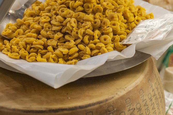 Modena city tour Walking tour in the old town - Walking the Iconic Ghirlandina Tower and Piazza Grande