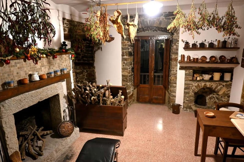 Molise Poggio Sannita (Is): tour of Palazzo Iacovone Birthplace de Horatiis house. - Discover the Medieval Palace and Its Architectural Features
