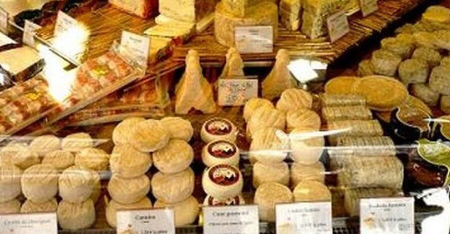 Montmartre 3-Hour Local Gastronomy Tour with Tastings - Visiting a Pastry Shop Specializing in Fine Tarts