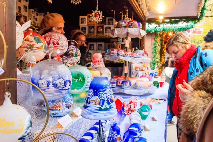 Montreux Noël Walk - Private Christmas Tour + Glühwein Mug - Starting at the Montreux Train Station in the Heart of the City