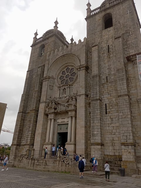 Monumental and historical Oporto with the Stock Exchange Palace - Starting at São Bento Station, Portos Historic Gateway