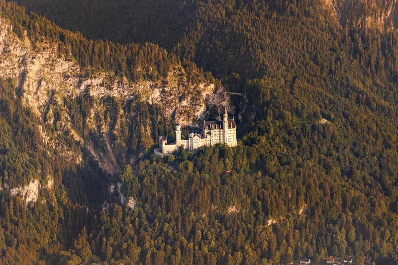 München: Rundflug München, Seen, Schlösser, Alpen abAugsburg - Scenic Views of Munich’s Architectural Landmarks from Above