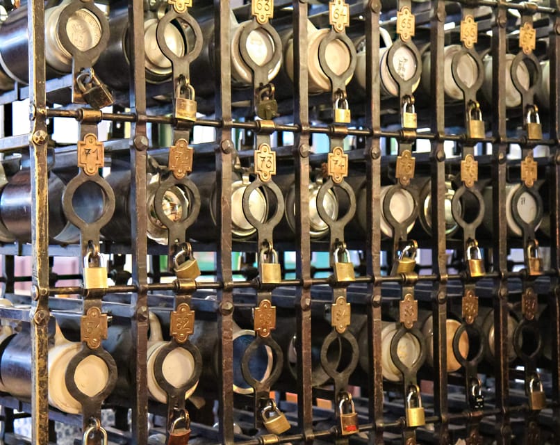 Munich: Food Tour Beer- 3 small beers & "Brotzeit" in GERMAN - Starting Point at Marienplatz and the Meeting with Your Guide