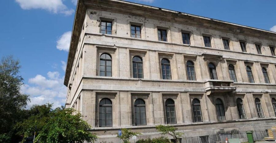 Munich: Private or Group Third Reich and WWII Walking Tour - Starting Point and Tour Logistics at Marienplatz