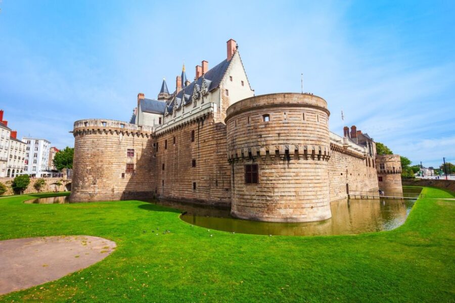 Nantes: Express Walk with a Local in 60 minutes - Exploring Nantes Landmarks: Château des Ducs de Bretagne