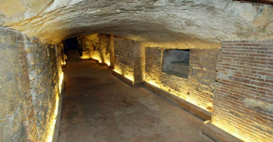 Naples: Historic Center Guided Tour with Underground Ruins - The Charm of Via San Gregorio Armeno and Neapolitan Crafts