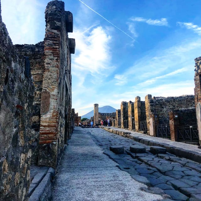 Naples: Pompeii Archaeology Park Tour & Skip-the-Line Entry - Exploring Pompeii’s Well-Preserved Streets and Buildings