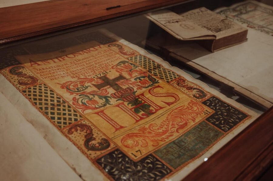 Naples: Santa Chiara Cloister Guided Group Tour - Inside the Santa Chiara Cloister: Art and Architecture