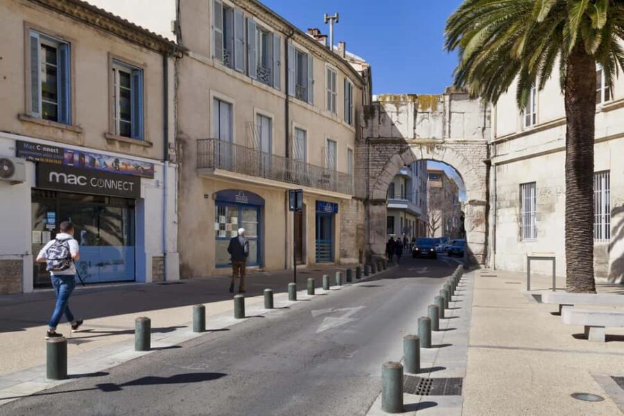 Nîmes: Express Walk with a Local in 60 minutes - Starting Point at Porte de France Archway