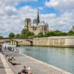 Notre-Dame to Louvre: Île de la Cité, Pont Neuf & Heist Walk - Strolling Through Île de la Cité and Saint Louis