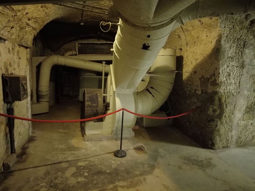 Nuremberg: Historischer Kunstbunker WWII Art Bunker Tour - Navigating the Tunnel Network Beneath Nuremberg Castle