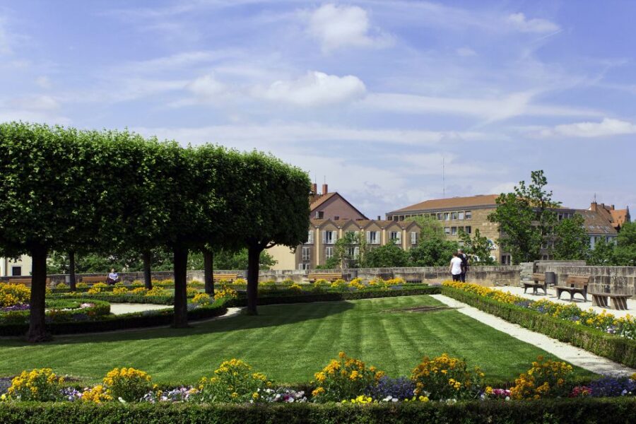 Nuremberg: Old Town Guided Walking Tour - Visiting the Main Market Square and Its Historic Significance