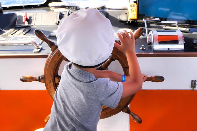 Odyssee 3: The Glass Bottom Boat Tour in Fuerteventura - Onboard Experience and Crew Attentiveness