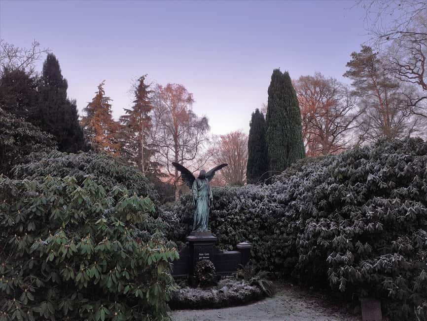 Ohlsdorf Cemetery: 1.5-hour individual guided tour - The Experience of the Guides: Knowledge and Personal Touch