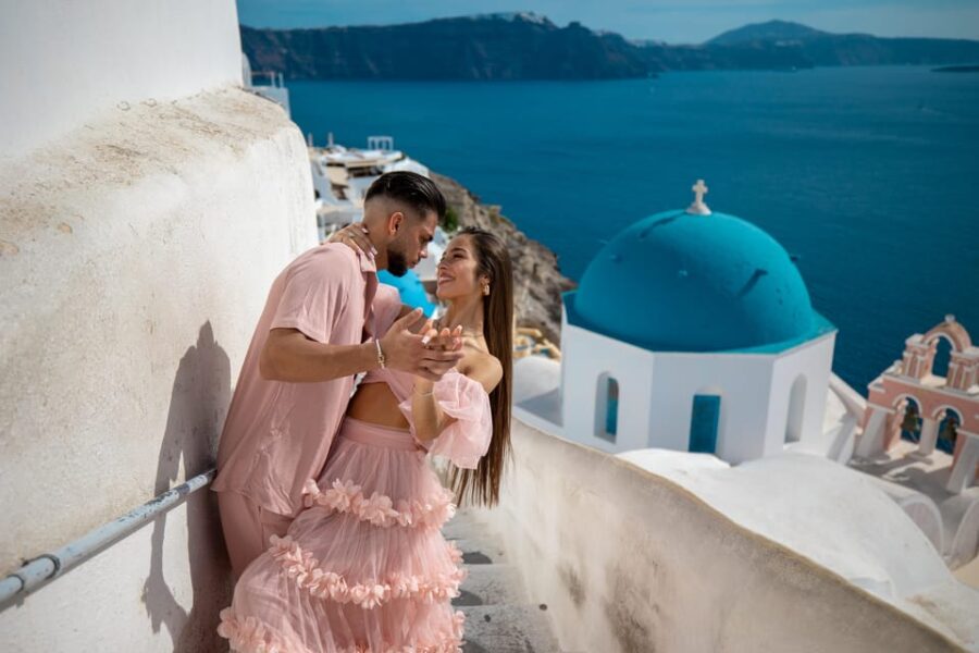 Oia: Couple photoshoot with 30 edited Photos - The Photographer: Expertise and Personal Touch