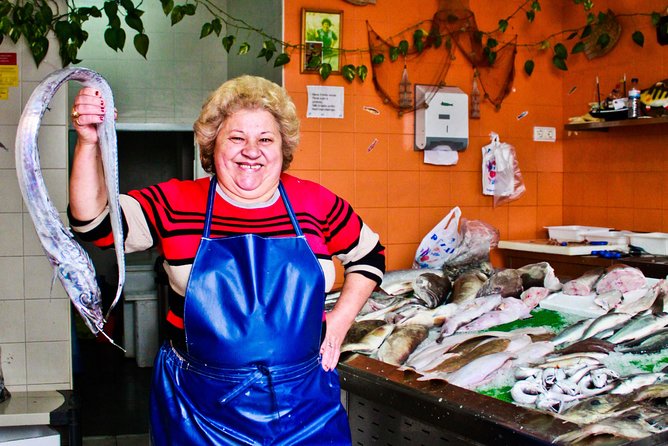 Old Lisbon: Alfama and Sao Jorge neighborhood 3-Hour Walking Tour - Visiting Lisbon Cathedral and Its Panoramic Views