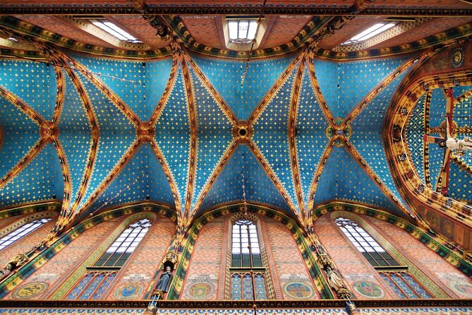 Old Town Short Guided Tour to Saint Mary Basilica - Inside St. Mary’s Basilica: A Gothic Masterpiece