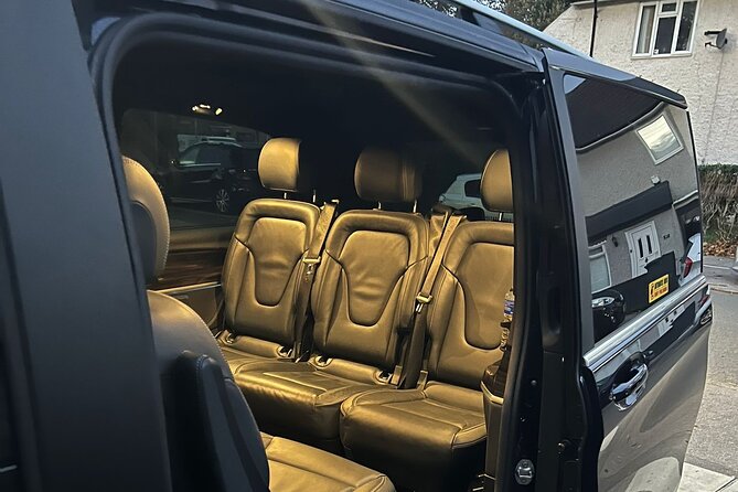 One Way Taxi Transfer from Gatwick Airport to Dover Seaport - How the Service Handles Flight Delays and Waiting Times