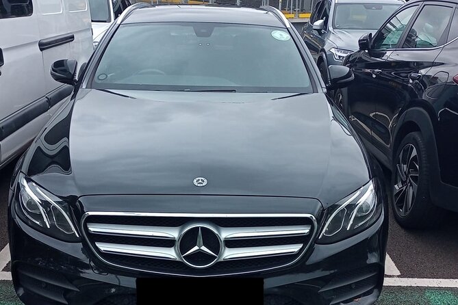 One Way Taxi Transfer from Gatwick Airport to London - Convenient Pickup Inside Gatwick Airport