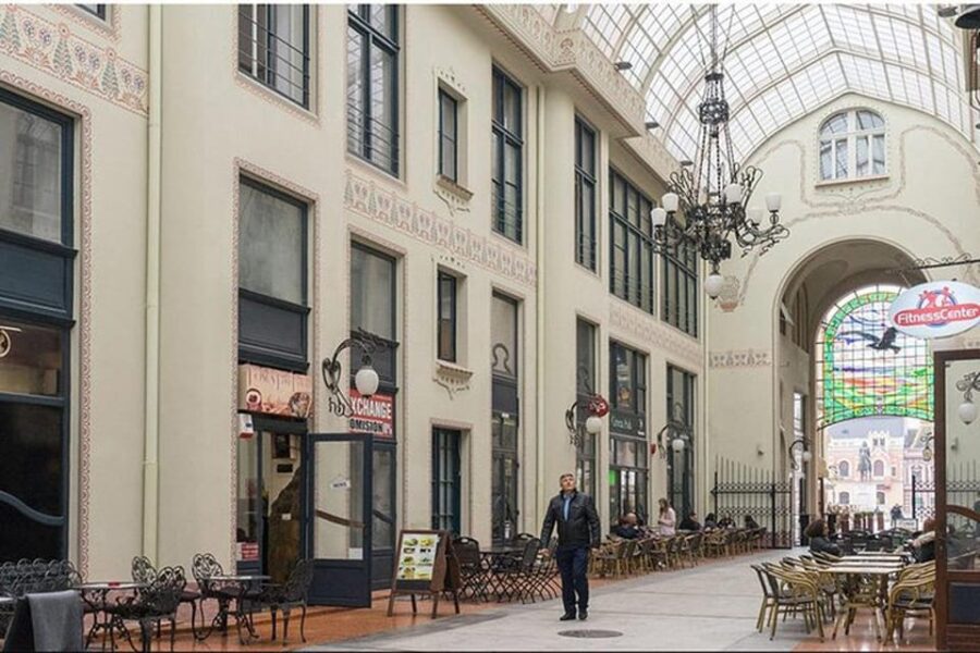 Oradea city tour - Starting Point at Piața Unirii and the Tours First Impressions