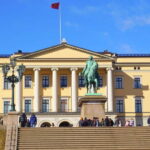 Oslo: City Tour with Traditional Norwegian Lunch or Dinner - Starting Point in Front of the Royal Palace with a Red Umbrella