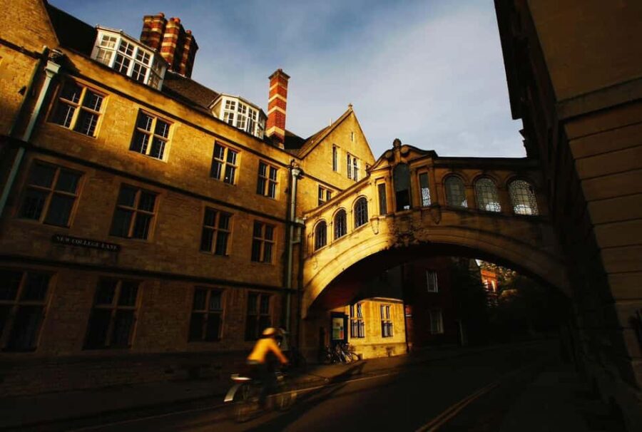 Oxford: Specialist Walks in History and the Arts - Logistics and Customization: Flexible and Private Tours