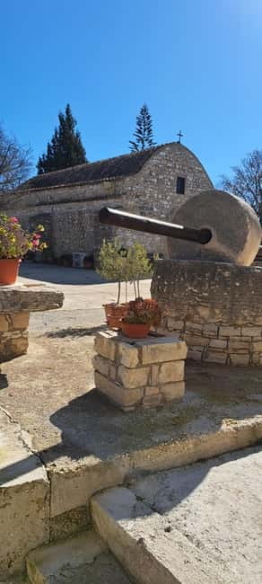 Paphos: Troodos Mountains Jeep Tour with Wine Tasting - Visiting the Tzelefos Venetian Bridge and Its Surroundings